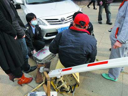 保潔大爺撿煙頭遭橫禍 肉身撞斷攔車器