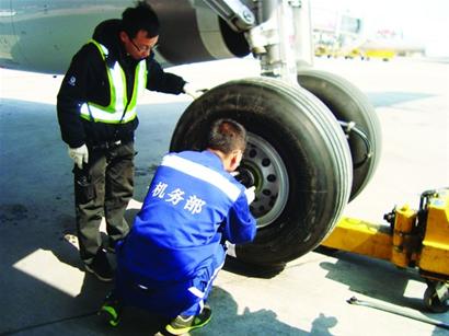 客機降落青島輪胎破大口子 突發驚險一幕