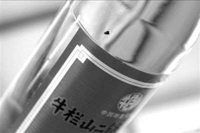 牛欄山二鍋頭現黑色異物 廠家欲換同類酒了事