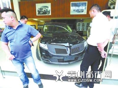 被砸的林肯越野車。