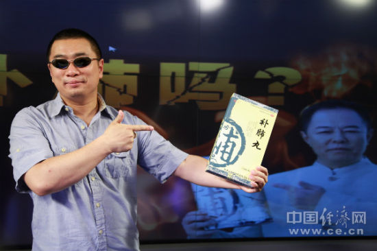 “中國打假第一人”王海獨家做客中國經濟網《我消費》欄目，劍指“補肺丸”涉嫌虛假宣傳。中國經濟網/發(閆微微攝影)