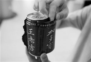 撕開加多寶罐子外的一層包裝紙，里面露出了“王老吉”的字樣。（圖片來源：現代金報）