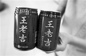 撕開包裝紙印有“王老吉”的加多寶（右）與廣藥集團出品的王老吉，還是有不少區別。（圖片來源：現代金報）