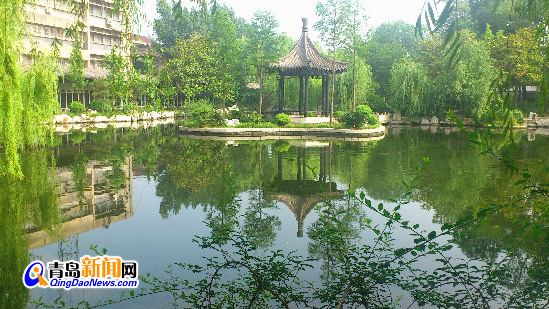 洗硯池寧靜美麗，可惜未見白鵝浮水，少了一些當(dāng)年情趣