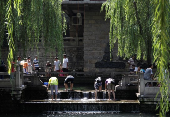 黑虎泉畔市民取水成一景 泉水大碗茶再現老濟南風情