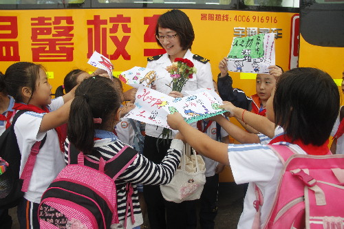 校車護導員收意外驚喜 孩子送上自制禮物