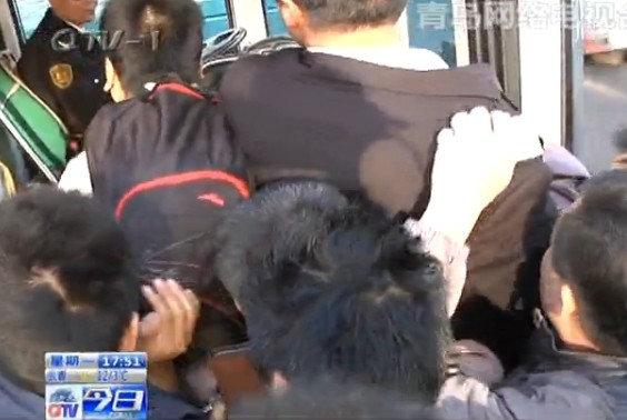 隧道公交乘客直呼“亂” 上演“爭奪戰”