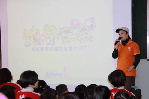 進(jìn)行地震消防安全演練 劉志強(qiáng)攝