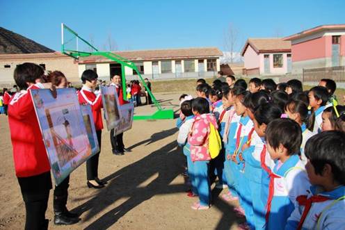 進(jìn)行地震消防安全演練 劉志強(qiáng)攝