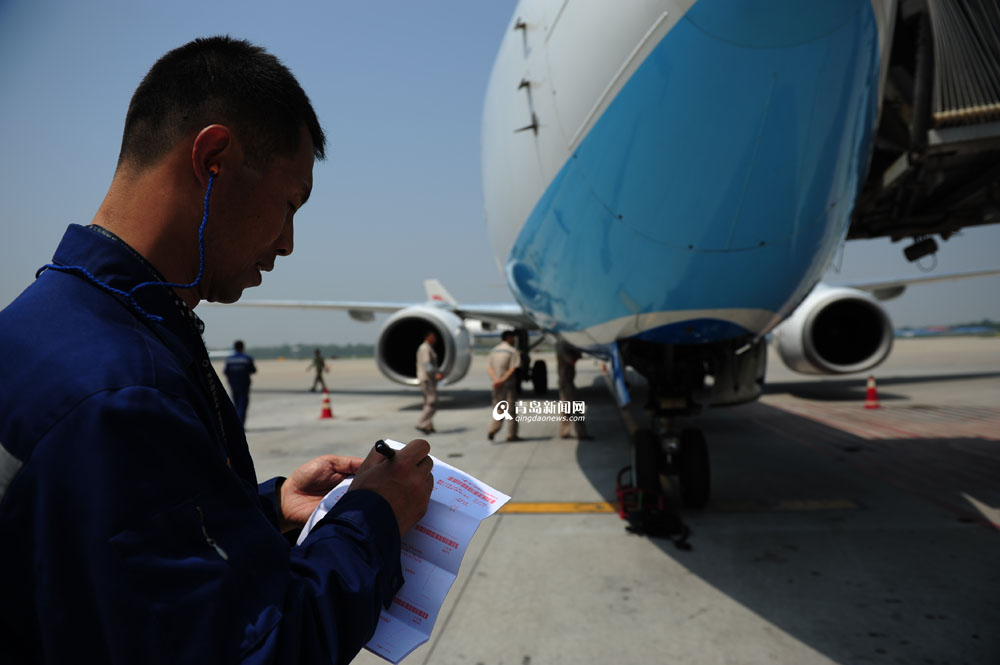 高清:實拍青島機場飛機檢修全程 差錯零容忍 高清:實拍青島機場飛機檢修全程 差錯零容忍