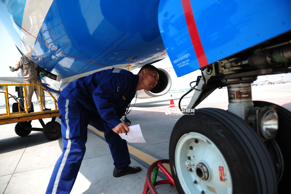 高清:實拍青島機場飛機檢修全程 差錯零容忍 高清:實拍青島機場飛機檢修全程 差錯零容忍