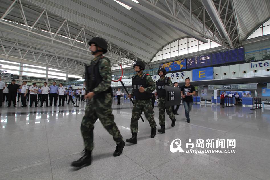 高清:實拍機場反恐演練 高清:實拍機場反恐演練