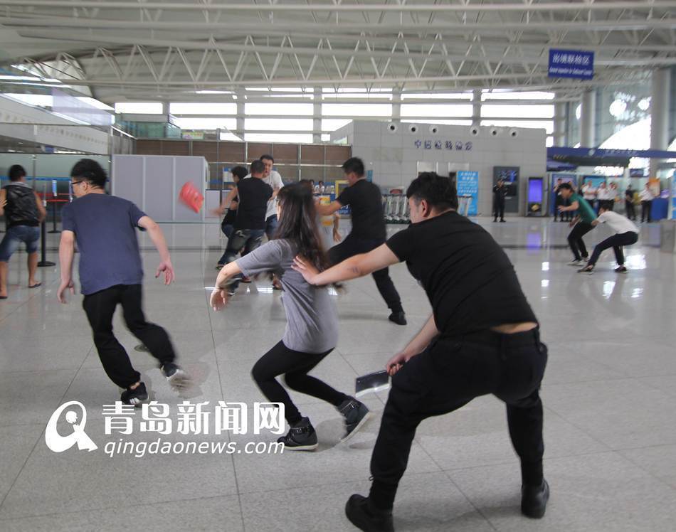 高清：實拍機場反恐演練 