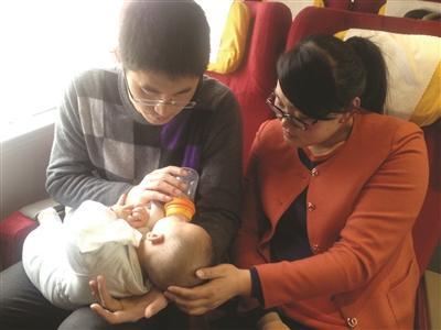 江蘇85后女村官帶4個月大“寶寶”參加兩會(圖)