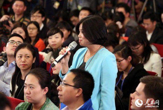 2015兩會：著裝艷麗記者提問機會多