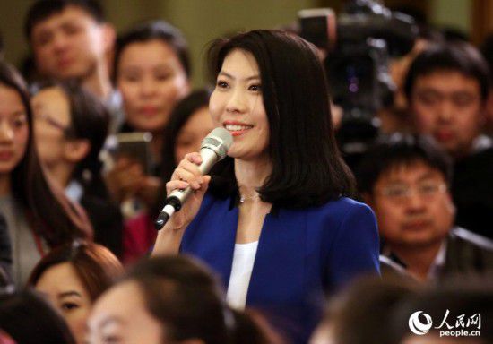 2015兩會：著裝艷麗記者提問機會多