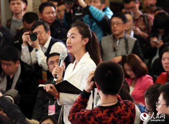 2015兩會：著裝艷麗記者提問機會多