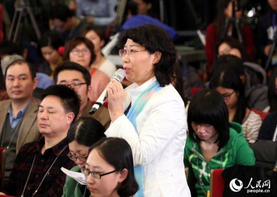 2015兩會：著裝艷麗記者提問機會多