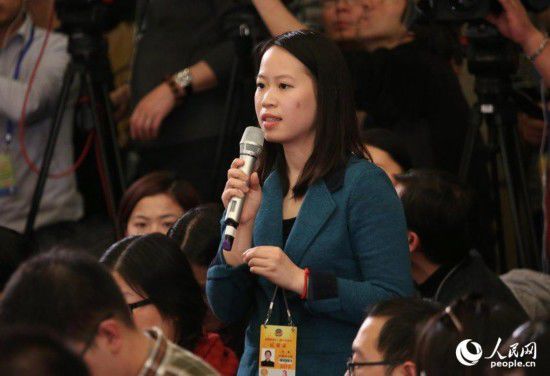 2015兩會：著裝艷麗記者提問機會多