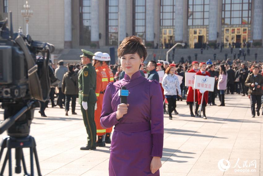 美女記者齊聚人民大會堂報道政協開幕