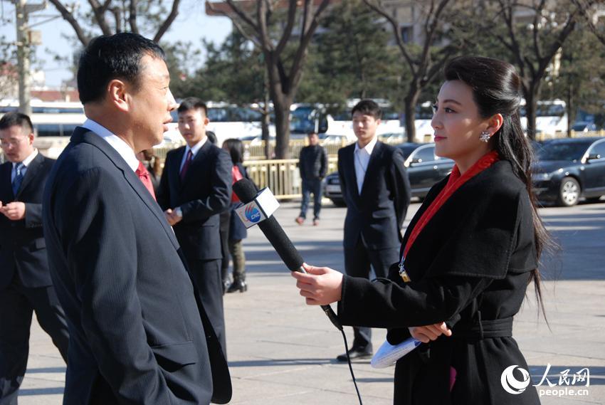 美女記者齊聚人民大會堂報道政協開幕
