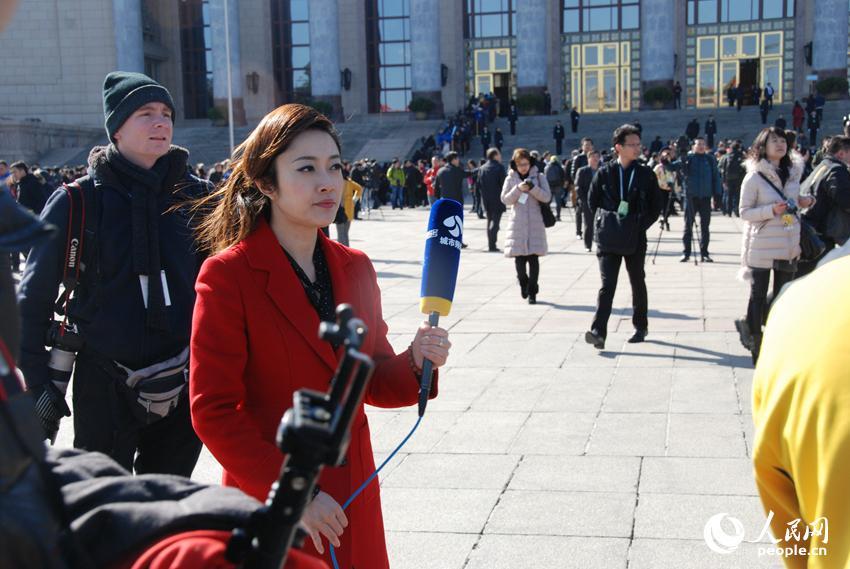 美女記者齊聚人民大會堂報道政協開幕