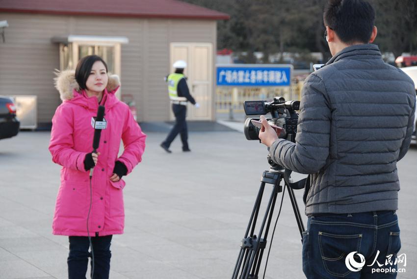 美女記者齊聚人民大會堂報道政協開幕