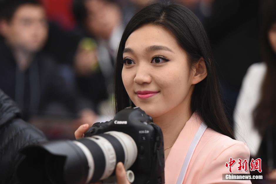 “三八”婦女節兩會上的女記者