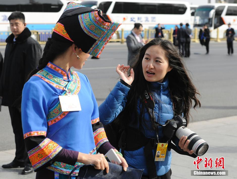 “三八”婦女節兩會上的女記者