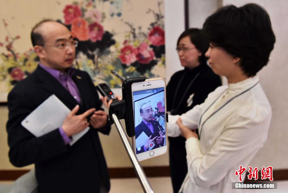 “三八”婦女節兩會上的女記者