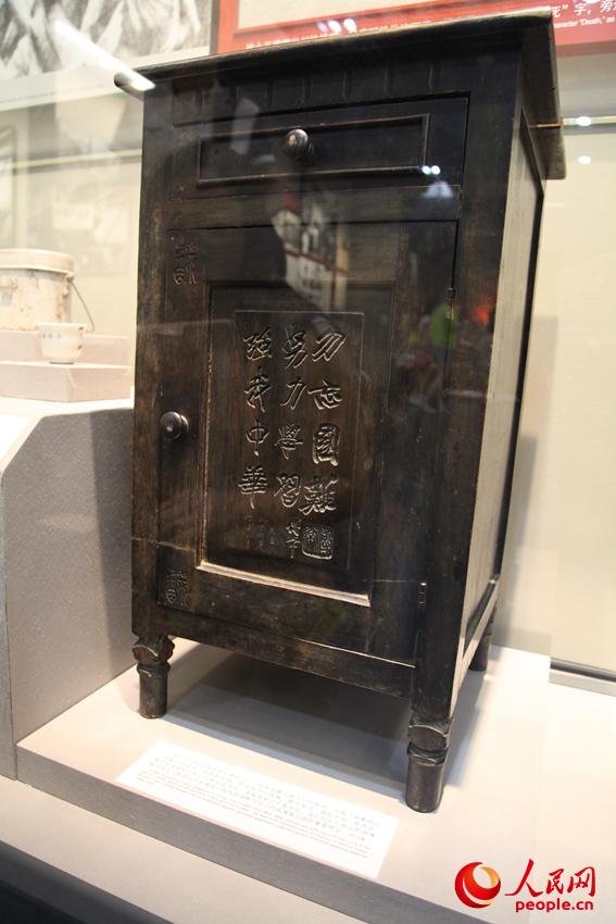 第七戰(zhàn)區(qū)長(zhǎng)官部副參謀長(zhǎng)傅常出川抗戰(zhàn)前給妻兒留下一封家書(shū)，其妻子將家書(shū)中的話刻在燈柜上以期長(zhǎng)遠(yuǎn)流傳。邱越攝