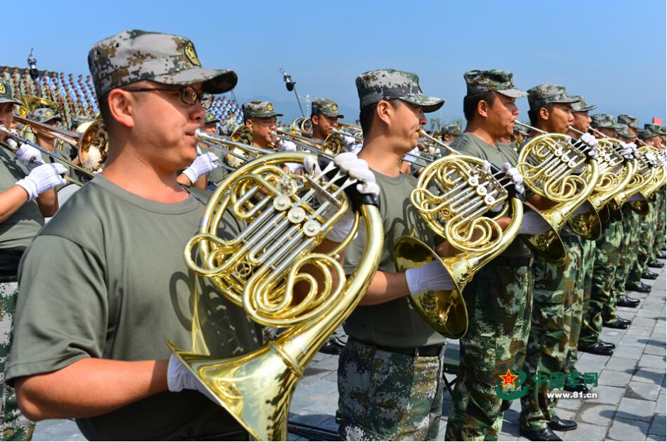 閱兵聯合軍樂團與合唱團合練 女隊員亮眼