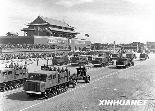 1957年國慶閱兵 國產戰斗機升空為“一五”告捷