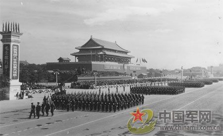 1957年國慶閱兵 國產戰斗機升空為“一五”告捷