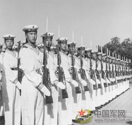 1957年國慶閱兵 國產戰斗機升空為“一五”告捷