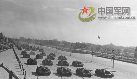 1957年國慶閱兵 國產戰斗機升空為“一五”告捷