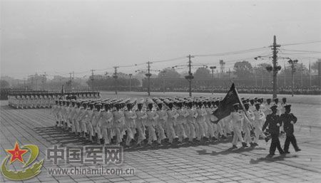 1957年國慶閱兵 國產戰斗機升空為“一五”告捷