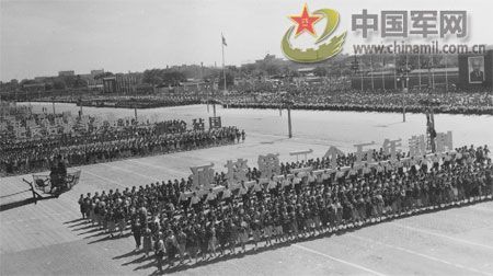 1957年國慶閱兵 國產戰斗機升空為“一五”告捷
