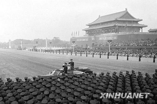 1957年國慶閱兵 國產戰斗機升空為“一五”告捷