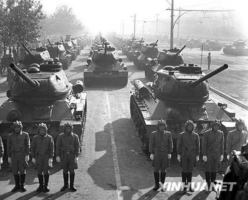1957年國慶閱兵 國產戰斗機升空為“一五”告捷