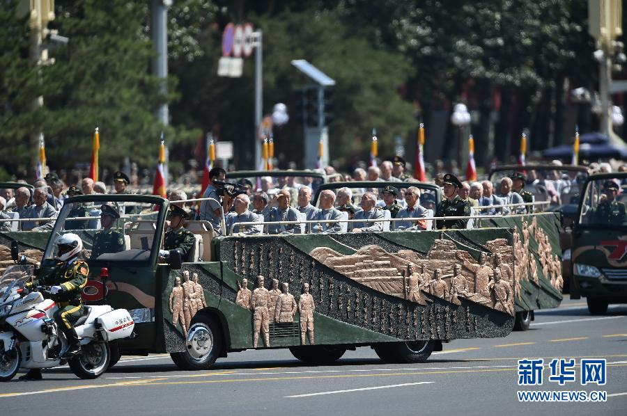 高清:抗戰老兵乘車方隊通過天安門廣場 高清:抗戰老兵乘車方隊通過天安門廣場