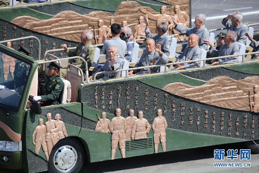 高清:抗戰老兵乘車方隊通過天安門廣場 高清:抗戰老兵乘車方隊通過天安門廣場