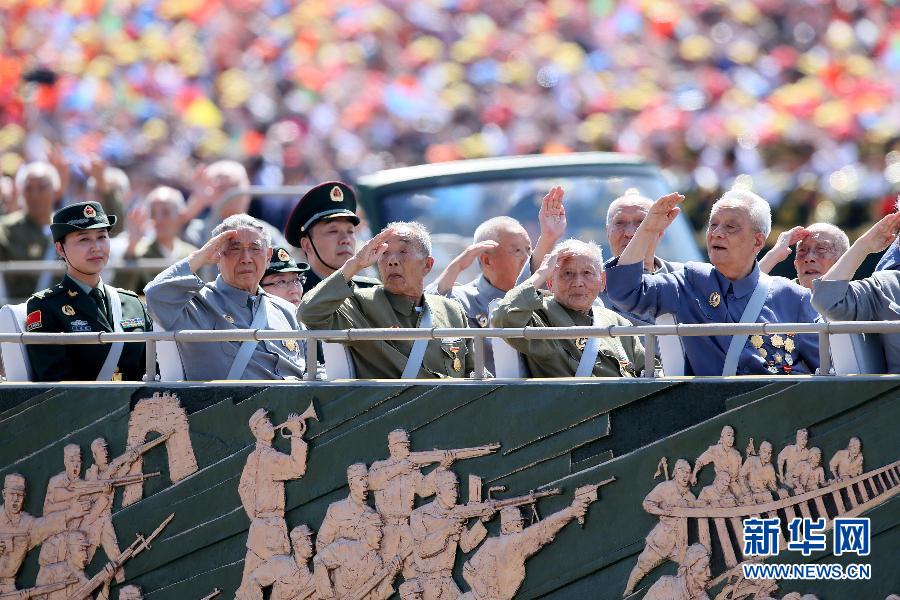 高清:抗戰老兵乘車方隊通過天安門廣場 高清:抗戰老兵乘車方隊通過天安門廣場