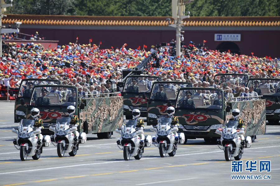 高清:抗戰老兵乘車方隊通過天安門廣場 高清:抗戰老兵乘車方隊通過天安門廣場