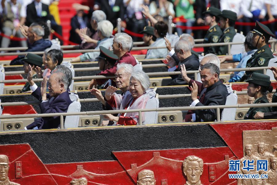 高清:抗戰老兵乘車方隊通過天安門廣場 高清:抗戰老兵乘車方隊通過天安門廣場