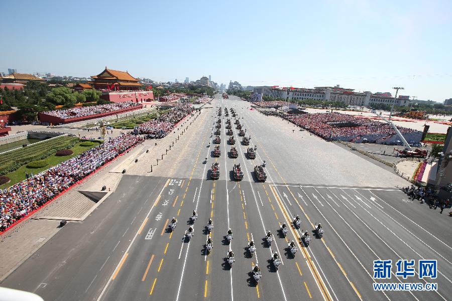 高清:抗戰老兵乘車方隊通過天安門廣場 高清:抗戰老兵乘車方隊通過天安門廣場