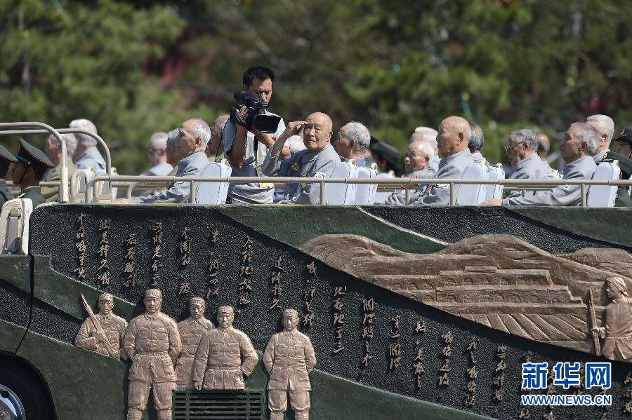 高清:抗戰老兵乘車方隊通過天安門廣場 高清:抗戰老兵乘車方隊通過天安門廣場