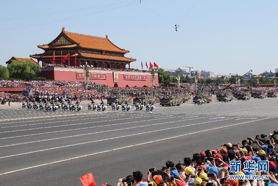 高清:抗戰老兵乘車方隊通過天安門廣場 高清:抗戰老兵乘車方隊通過天安門廣場