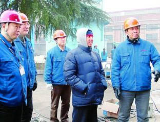 楊奎烈（右二）在除夕仍堅持工作。