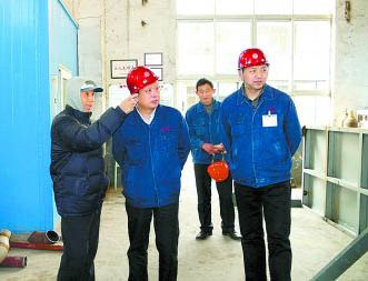 楊奎烈（左一）去世前38天來到制氧機安裝現場。